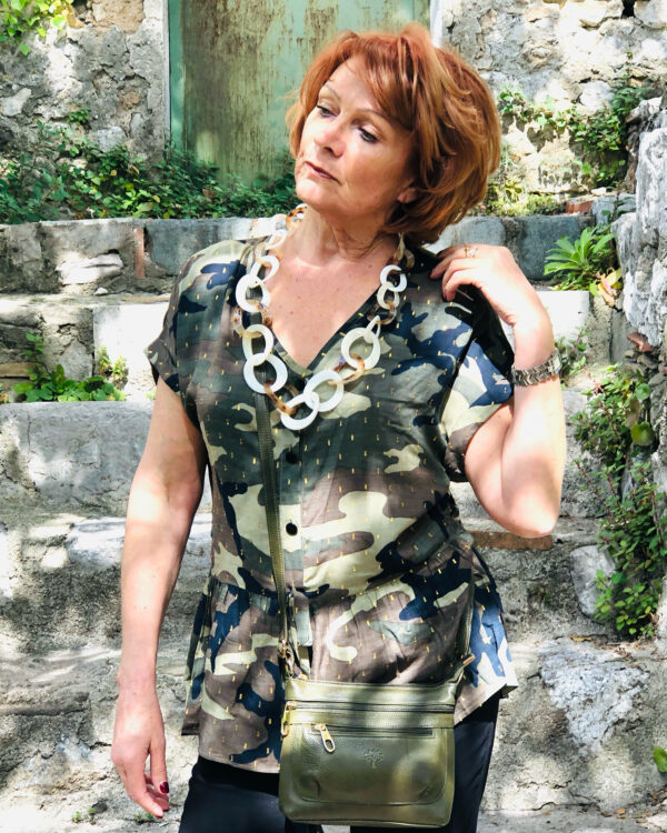 Collier et sac ivoire, porté