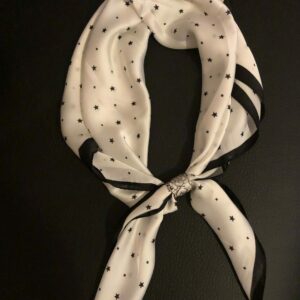 Foulard: grand carré noir et blanc motif étoiles
