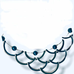 Collier plastron : bijou-capsules et perles assorties
